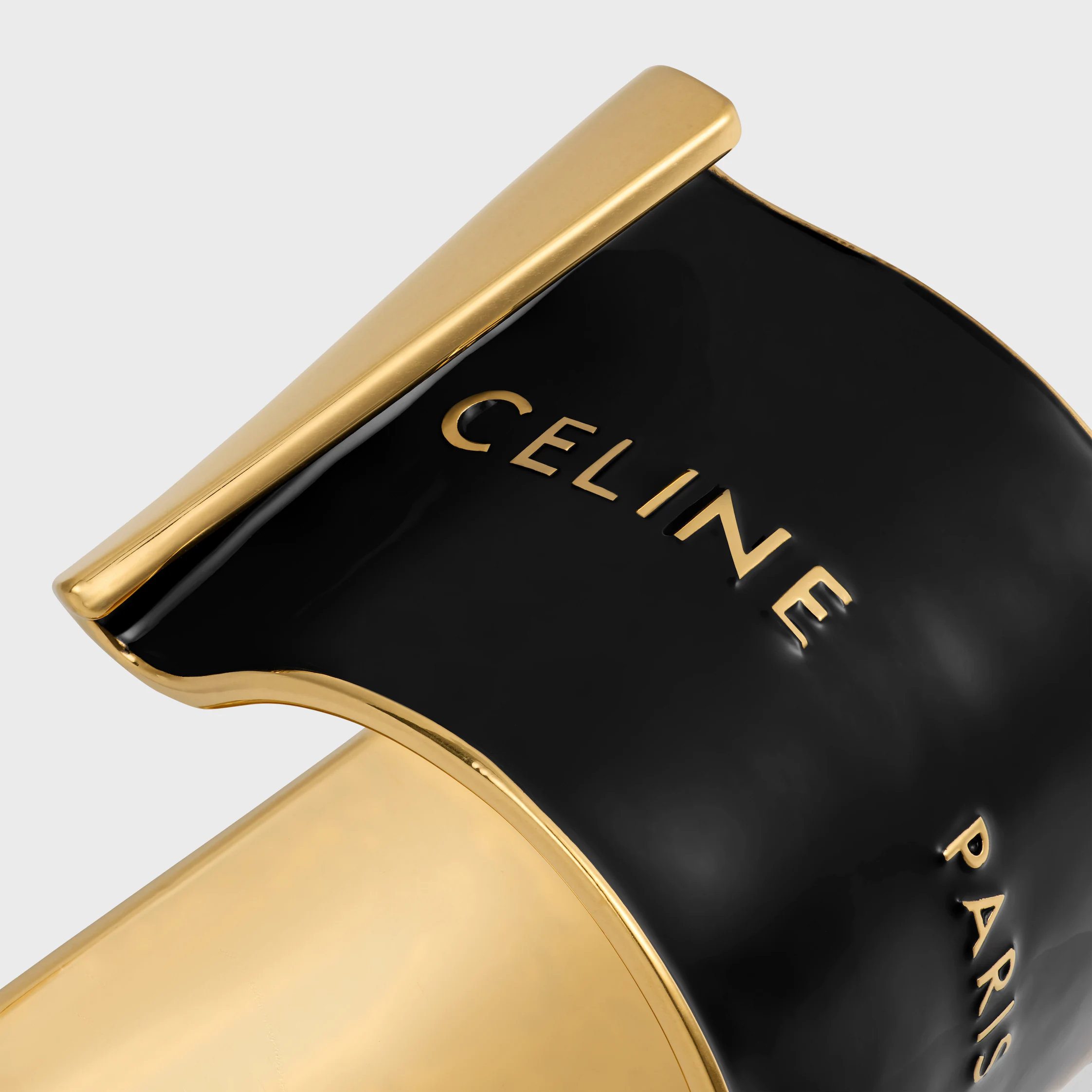 Cuff large Celine à ruban en émail et laiton fini or