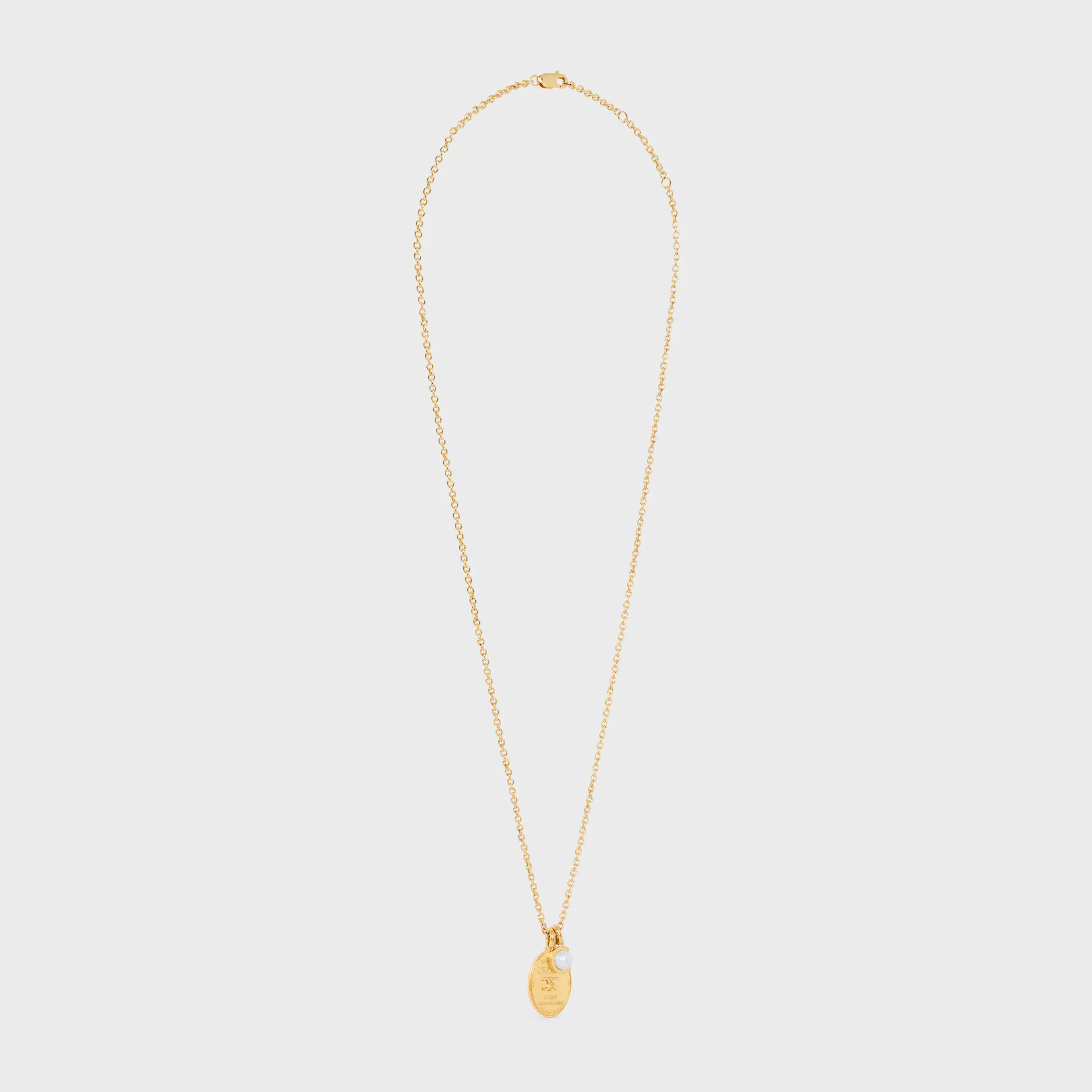 Le collier médaille Celine en perle de résine et laiton avec finition or