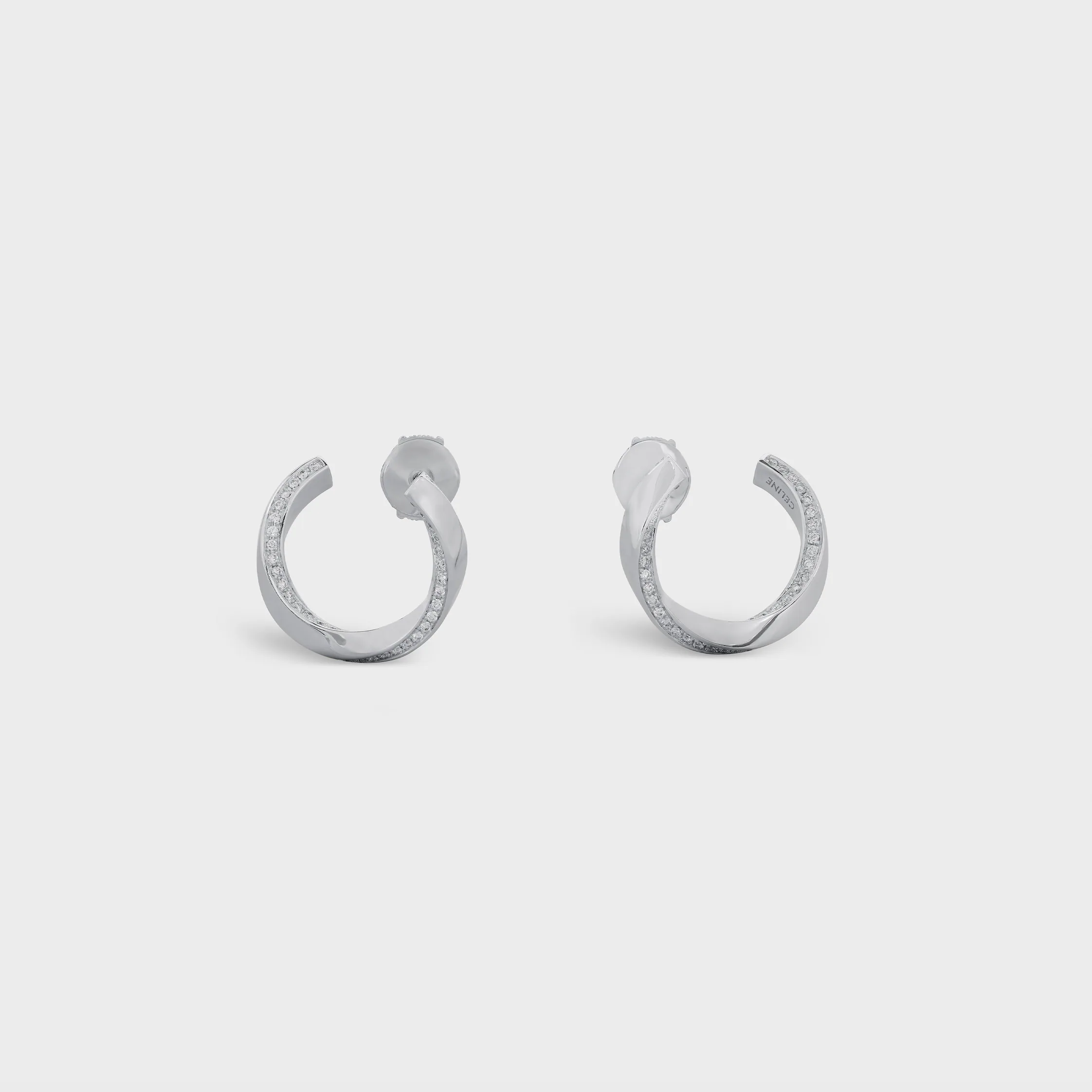 Boucles d'oreilles torsion en or blanc et diamants