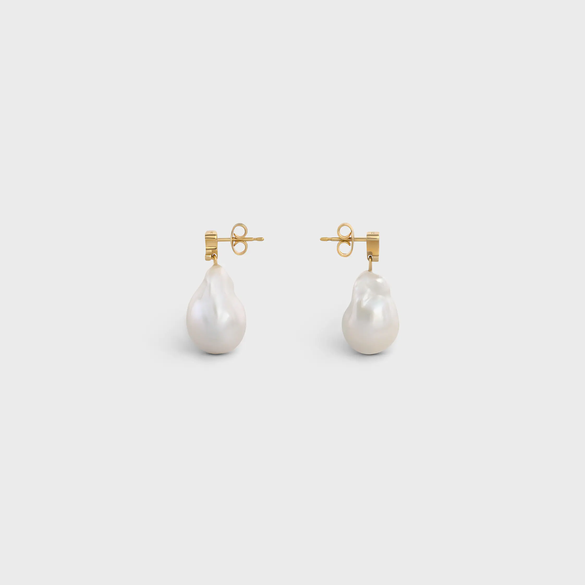 Les boucles d'oreilles baroques Celine en laiton avec finition or et perles cultivées