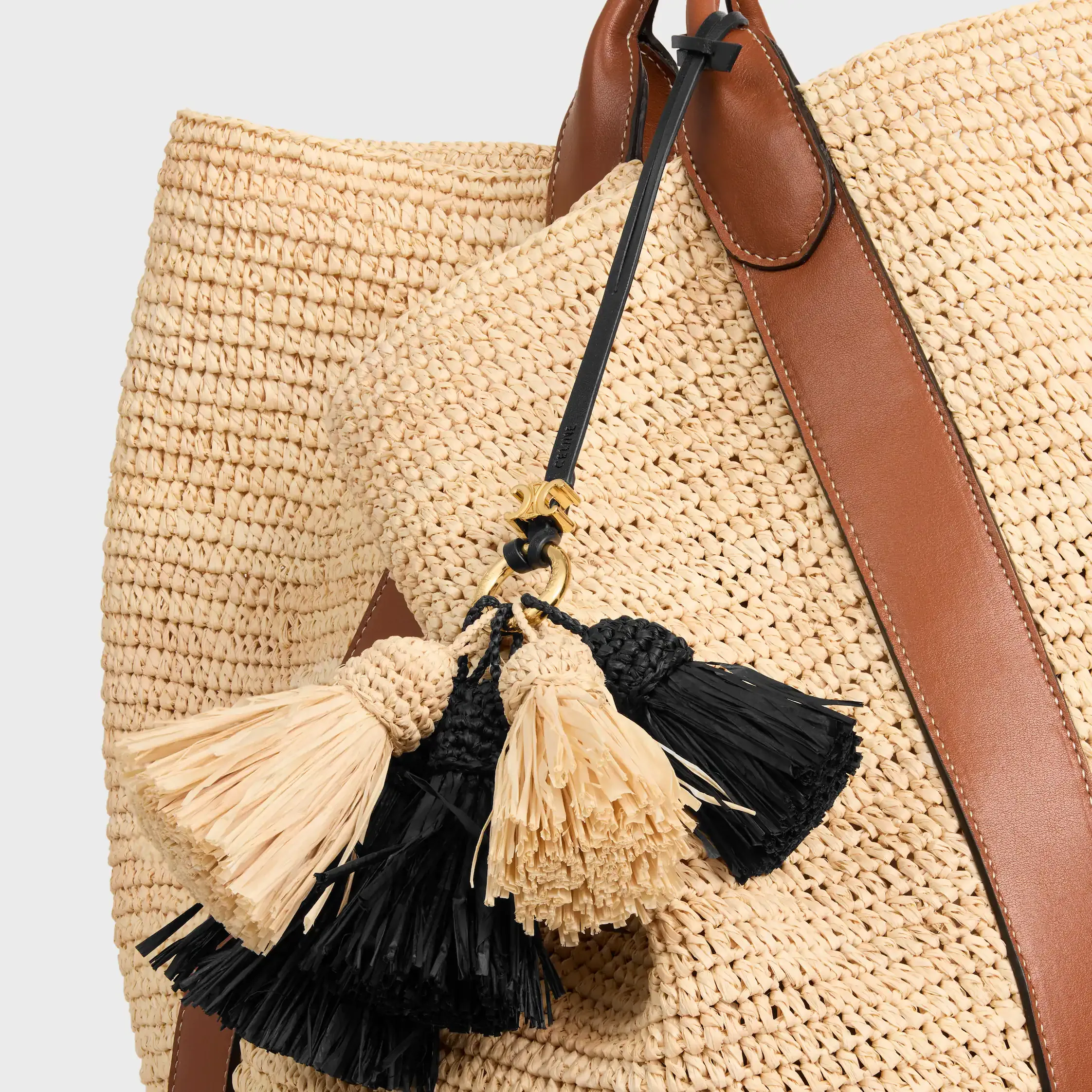 MULTI POMPON CHARM EN RAPHIA ET PEAU DE MOUTON LISSÉE