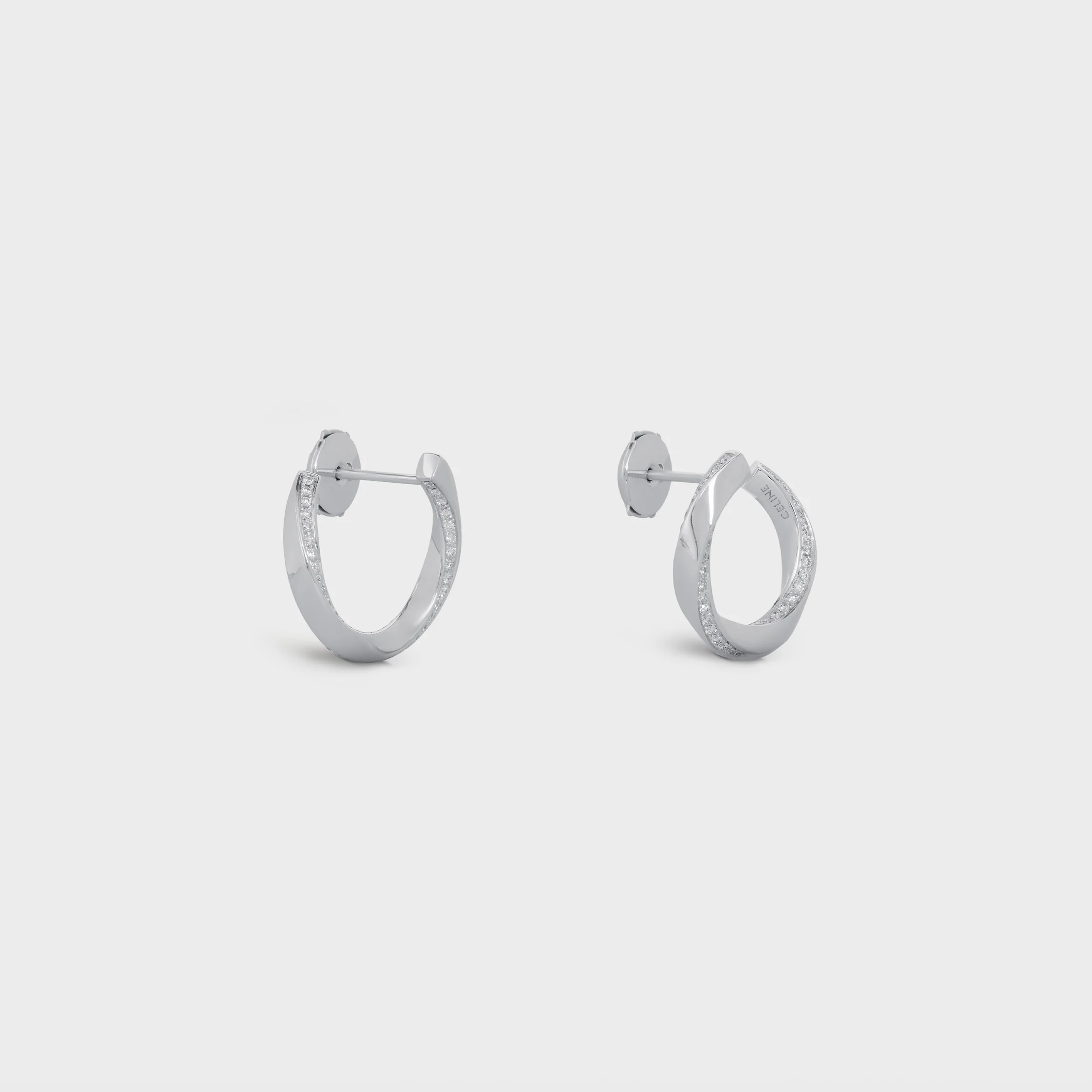 Boucles d'oreilles torsion en or blanc et diamants