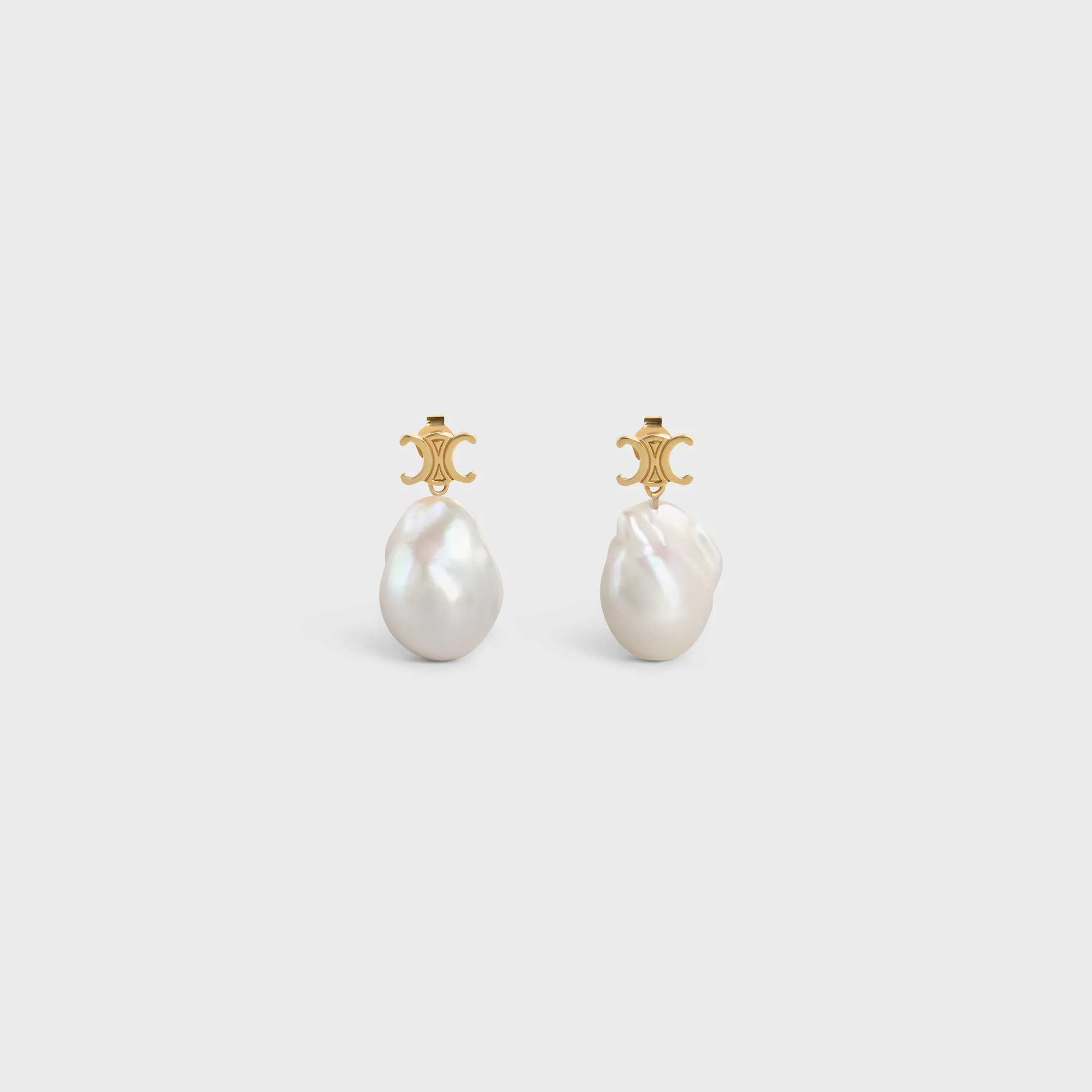 Les boucles d'oreilles baroques Celine en laiton avec finition or et perles cultivées