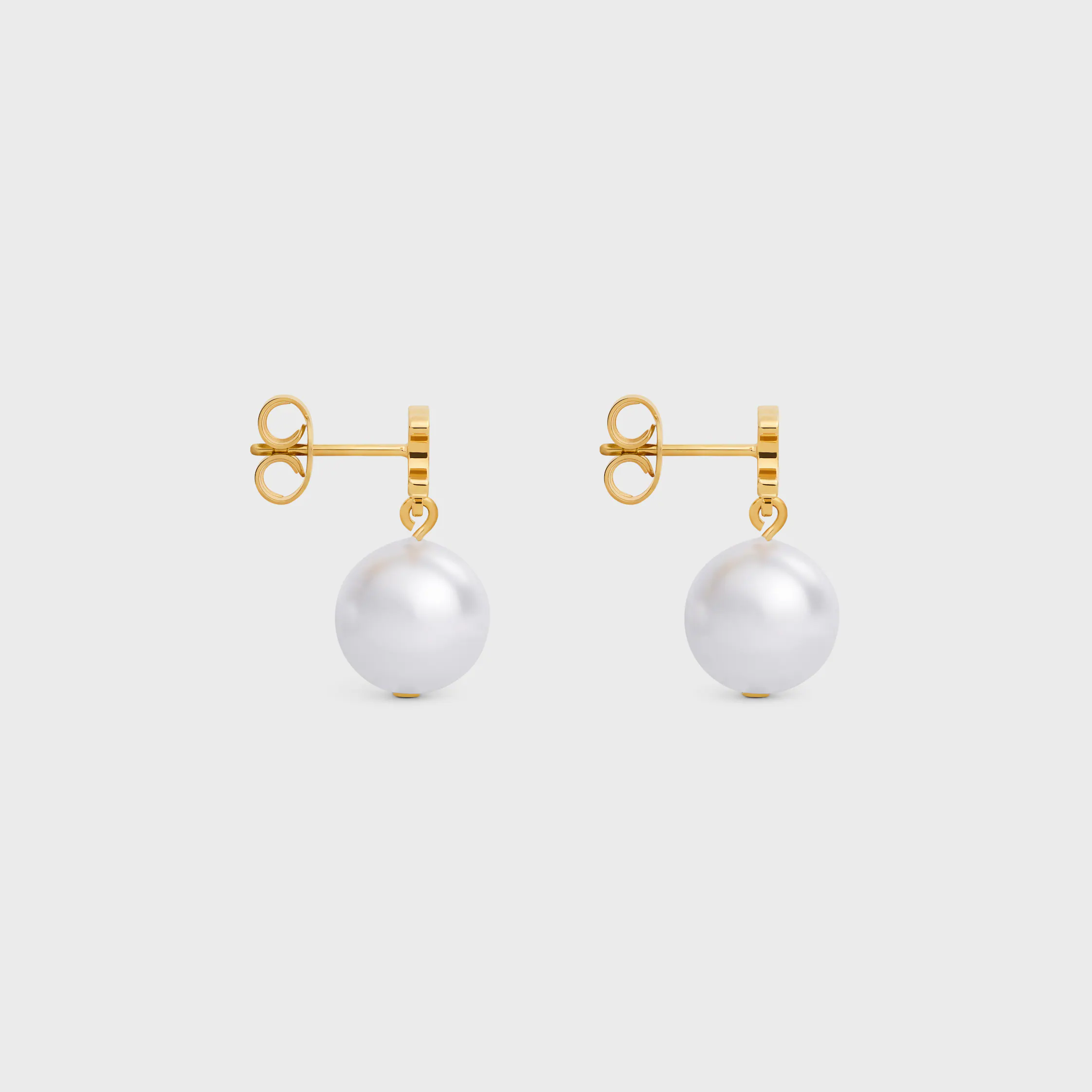 Les boucles d'oreilles Celine en laiton avec finition or et perles en résine