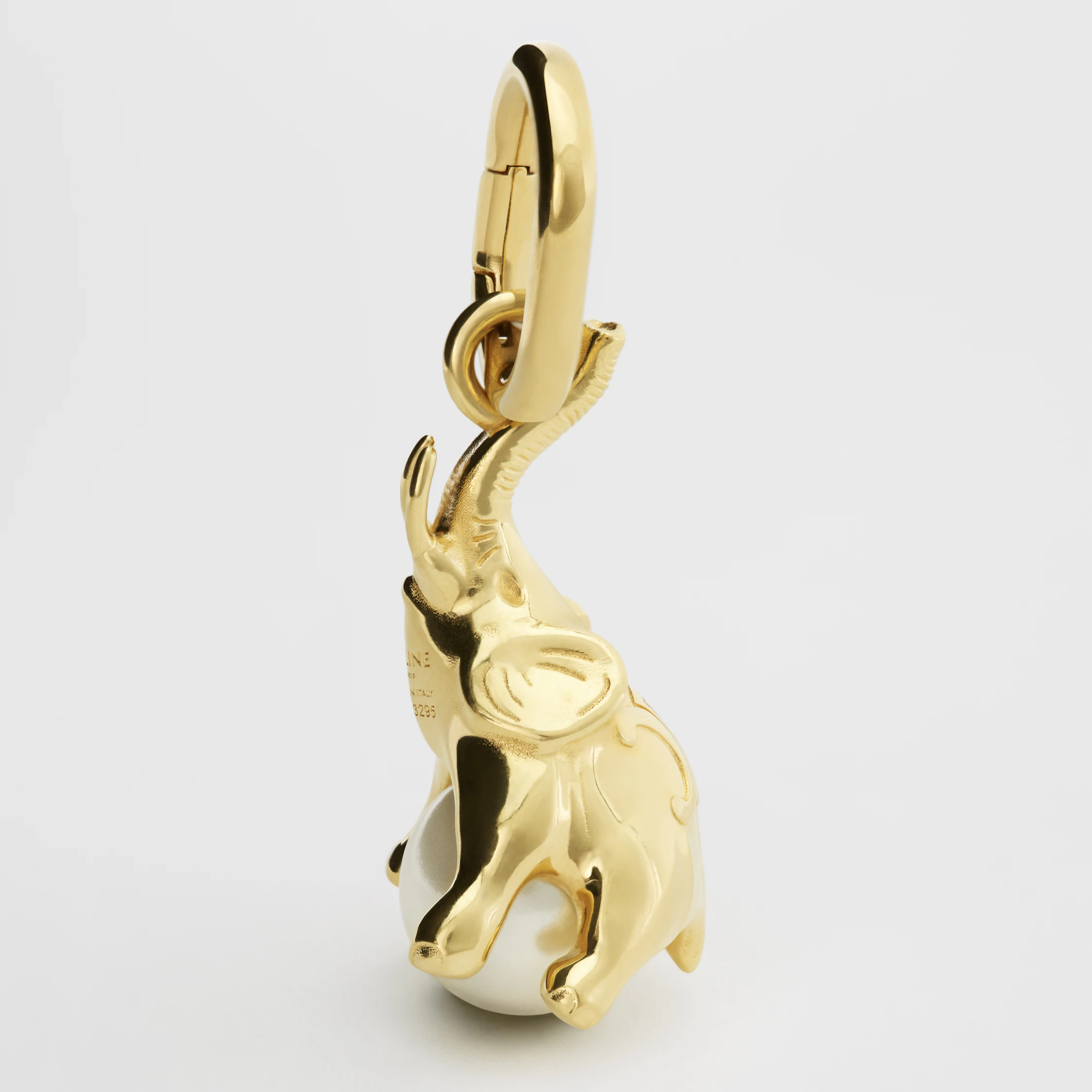 CHARM ÉLÉPHANT SUR PERLE EN LAiton FINI OR ET PERLE EN RÉSINE