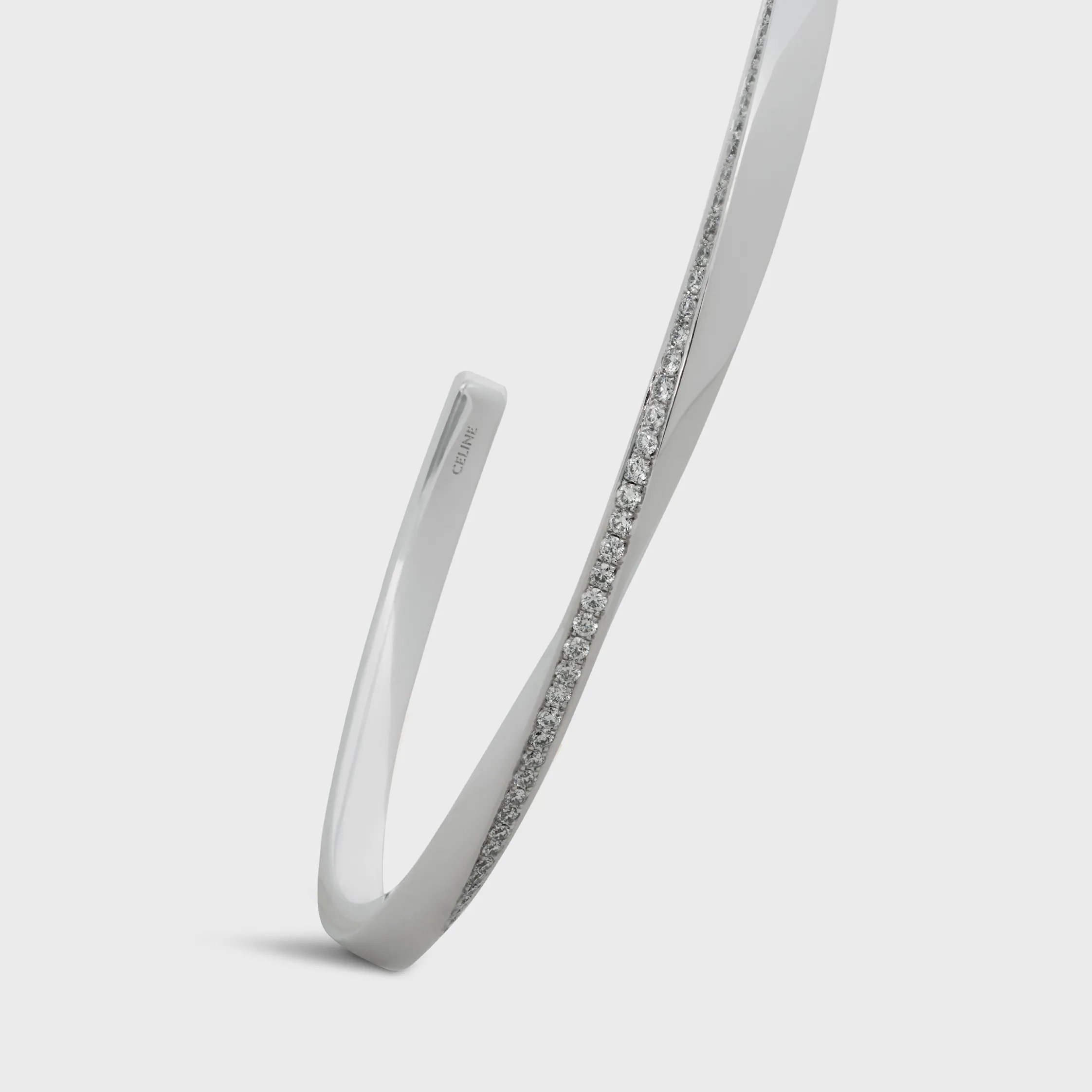 Bracelet torsion en or blanc et diamants