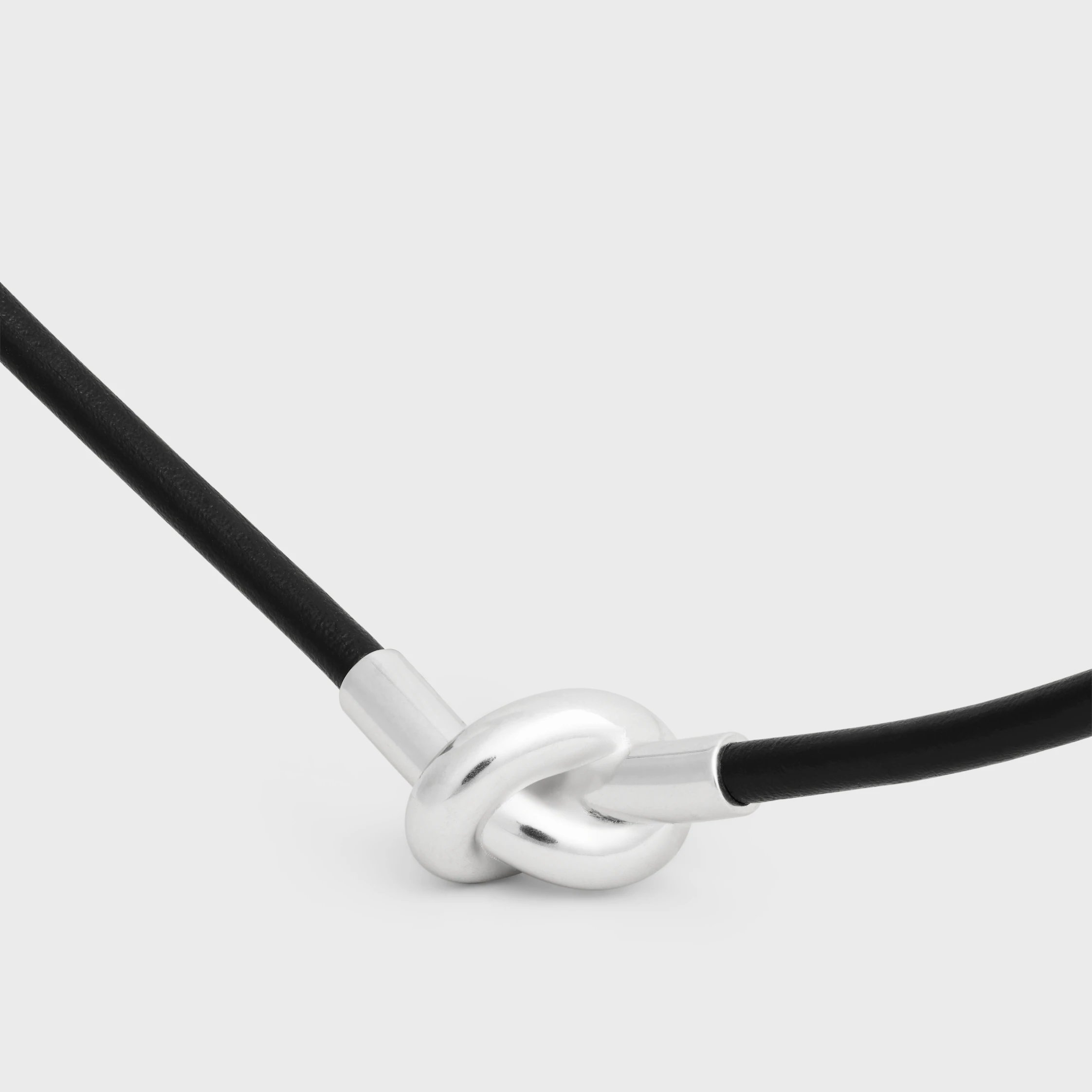 Collier nœud en cuir de veau et laiton avec finition rhodiée