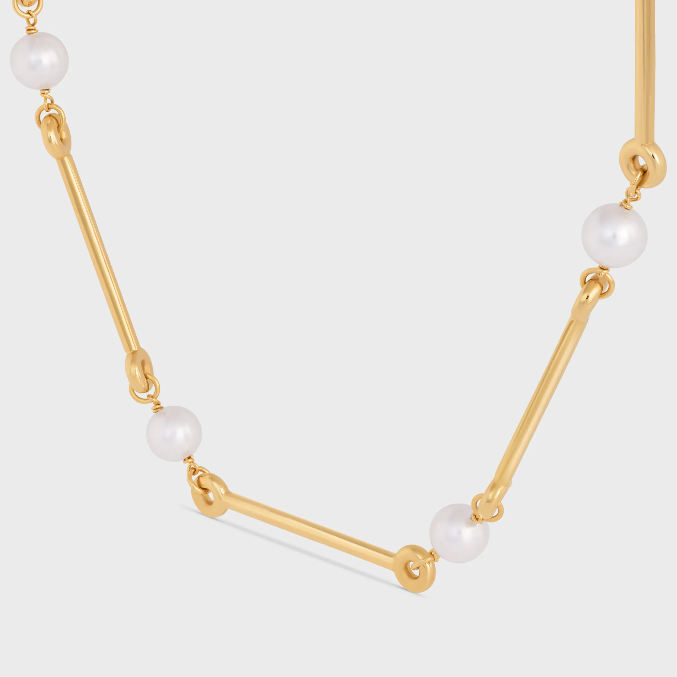Le collier droit Celine en perles de résine et laiton fini or